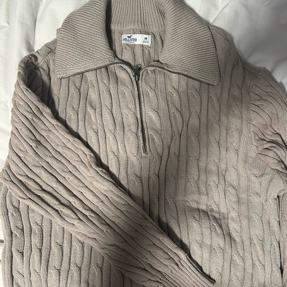 Hollister women’s Beige Cable Knit Sweater